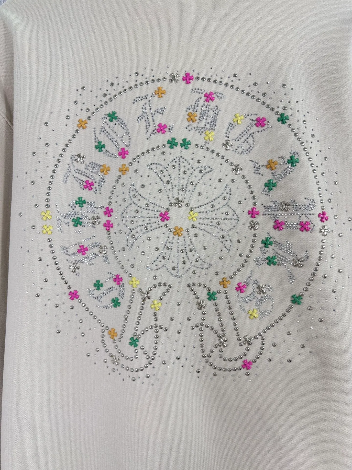 P350 top version, real shot without P, ​​different from market currency) 𝗖𝗵𝗿𝗼𝗺𝗲 𝗛𝗲𝗮𝗿𝘁𝘀/Cro Heart 2025 Washable Watercolor Diamond Paste Autumn and Winter New Original Single Counter American Laser Diamond 3D Three-dimensional Color Embroidery Couple Casual Cardigan Sweatshirt 👑The highest version! Customized fabric 480g tripe terry fabric! American acid-washed and distressed original fabric, laser-burned pattern ✟Colored diamond hardware stickers, exquisite embroidery of letters! The best-selling model in the counter, very comfortable to wear. Accessories: original molded and authenticated collar label➕100% silk wash label. Genuine purchase-grade original hangtag➕matching hanging rope➕3D hanging beads➕original packaging bag. Craftsmanship: The original version has consistent wiring! The highest version of the armhole matching technique! Color: Apricot Black Size: S M L XL Style Number: 25-322